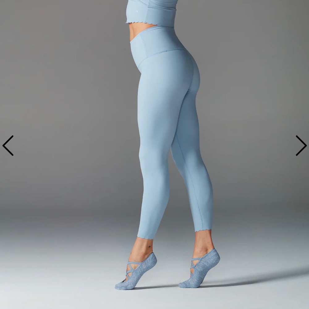 SCALLOP HIGH WAISTED 7/8 LEGGINGS | Size Small | color sky